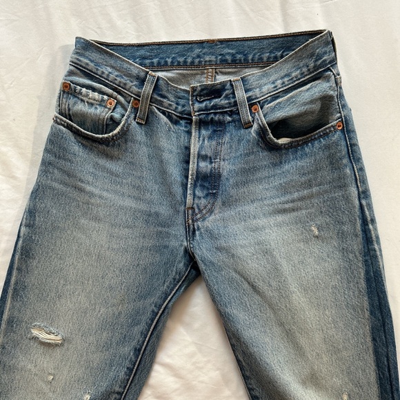 Mid-Rise Straight Leg Ripped Levis - Picture 4 of 6